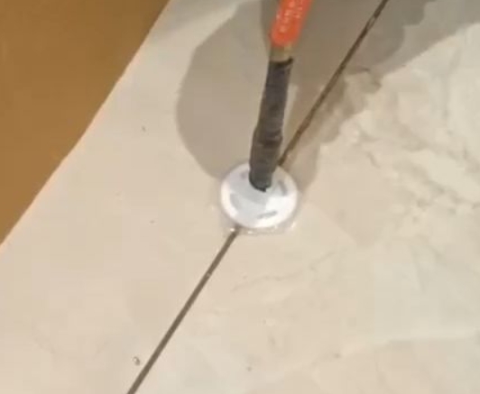 高唐瓷砖空鼓维修公司专业解答瓷砖在铺贴过程中，如果没有涂抹均匀到位的粘结材料（如水泥砂浆或瓷砖胶），可能会导致以下问题