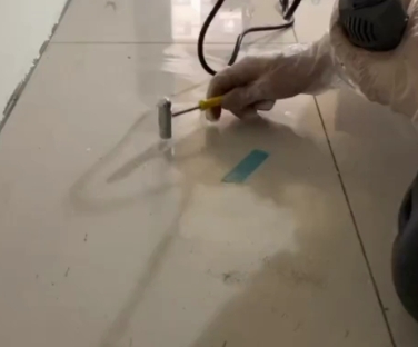 高唐瓷砖开裂维修公司专业分享瓷砖在铺贴前如果没有沥干水分，将会导致以下问题